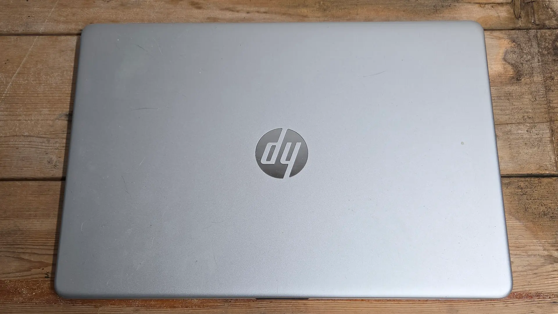 Closed HP laptop exterior before cleaning